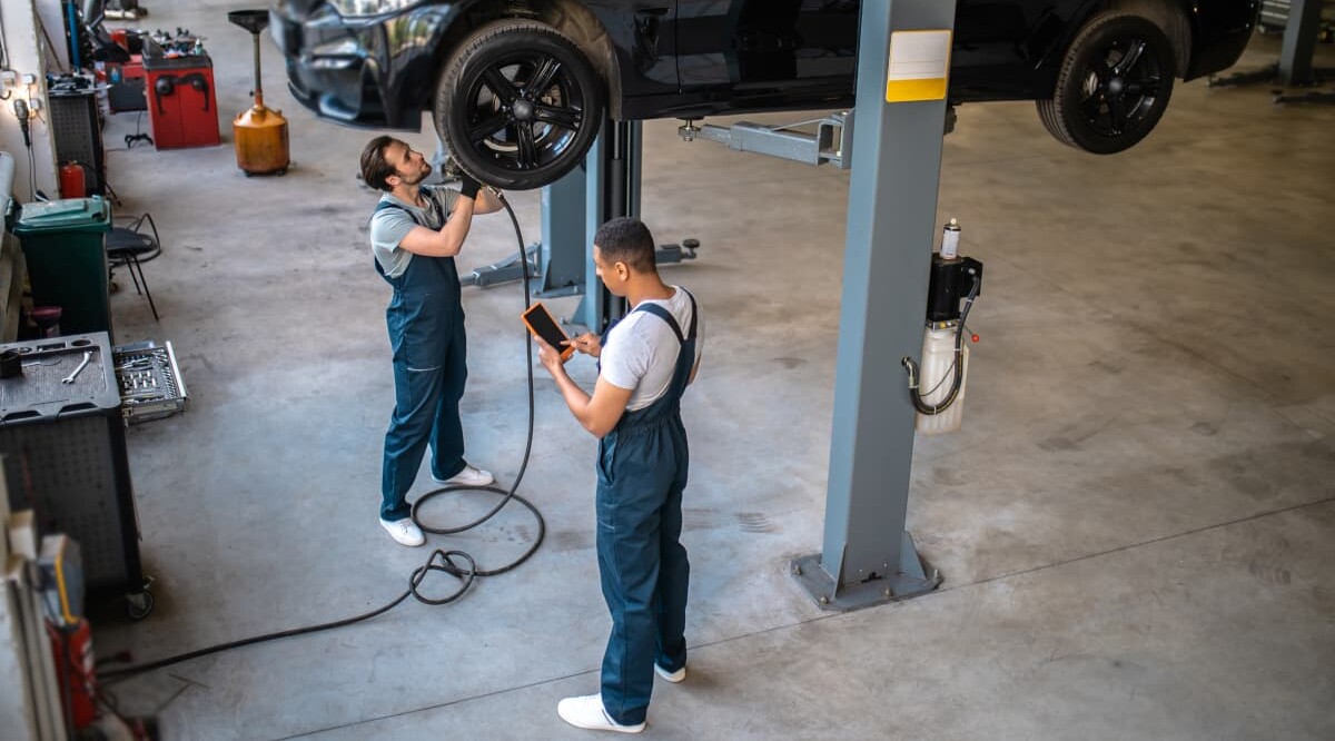 Zwei Instandhaltungsingenieure bei der Arbeit in der Garage