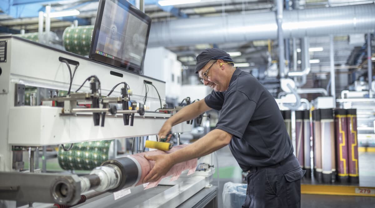 Mann arbeitet in einer Druckerei