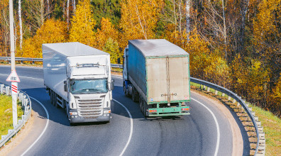 Zwei Lkw von Lieferanten