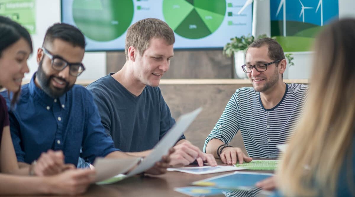 Mit CSDDD für eine bessere Zukunft: ein Team berät über transparente und nachhaltige Geschäftsmodelle.