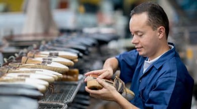 Arbeiter in einer Schuhfabrik könnte vom Lieferkettengesetz profitieren