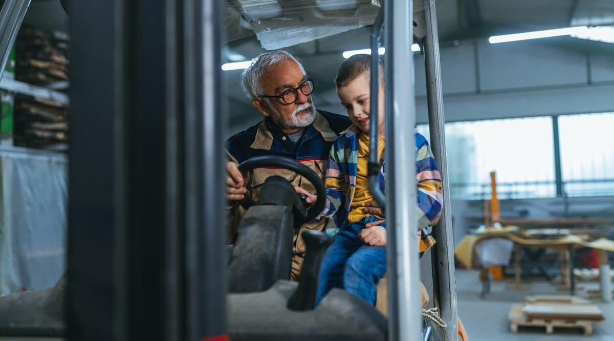 Älterer Mann mit kleinem Jungen in der Produktion 