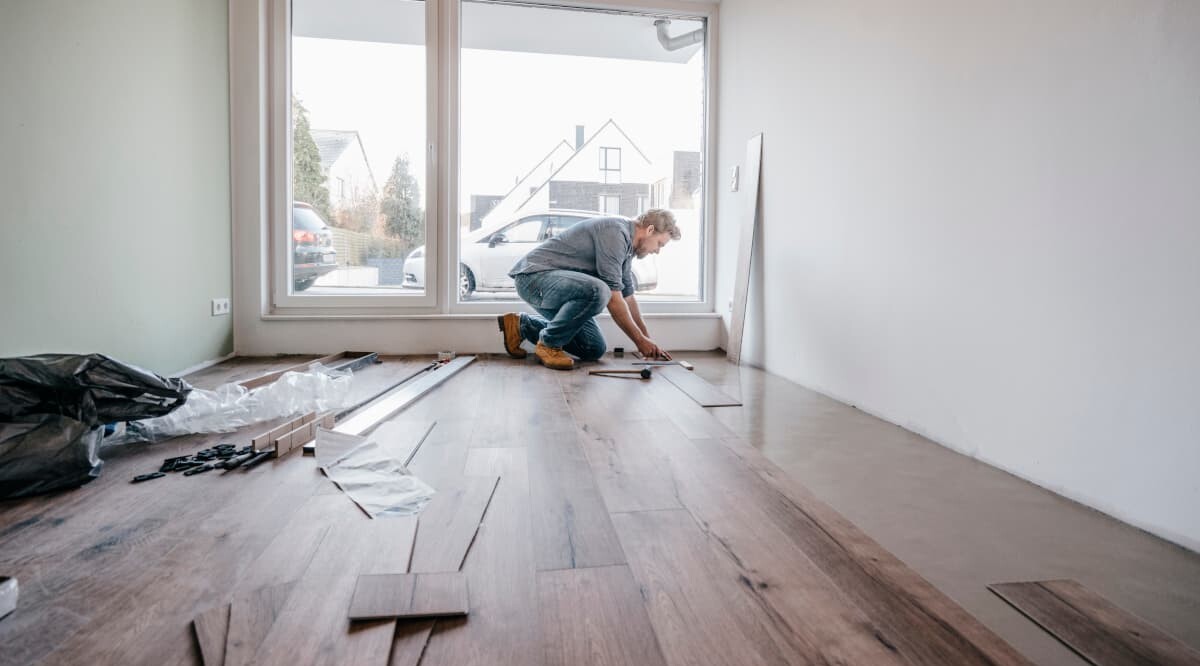 Mann verlegt den Laminatboden